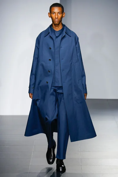Look 18